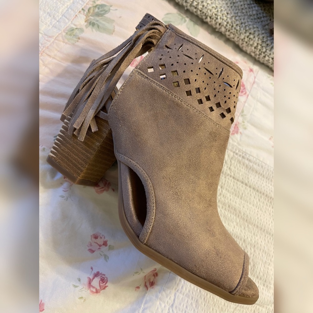 Not Rated Open Toe Tan Faux Suede Fringe Block heel Booties Sz 10 NIB - Picture 6 of 9